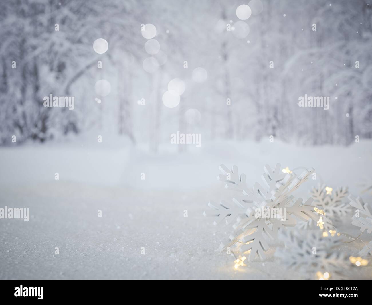 Sfondo bianco della stagione invernale con neve e ghiaccio, fiocchi di neve, luci scintillanti, alberi sfocati e bokeh. Biglietto di Natale Foto Stock