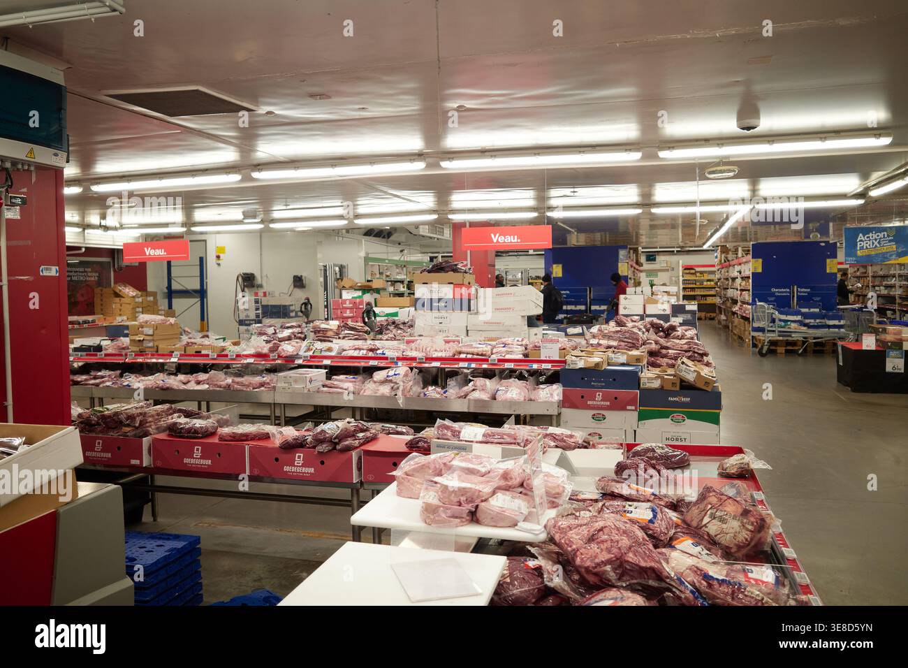 Immagini di negozi di alimentari parigini mostrano pesce fresco su ghiaccio in un mercato all'ingrosso e vivaci esposizioni di frutta che riflettono un ambiente multiculturale. Foto Stock