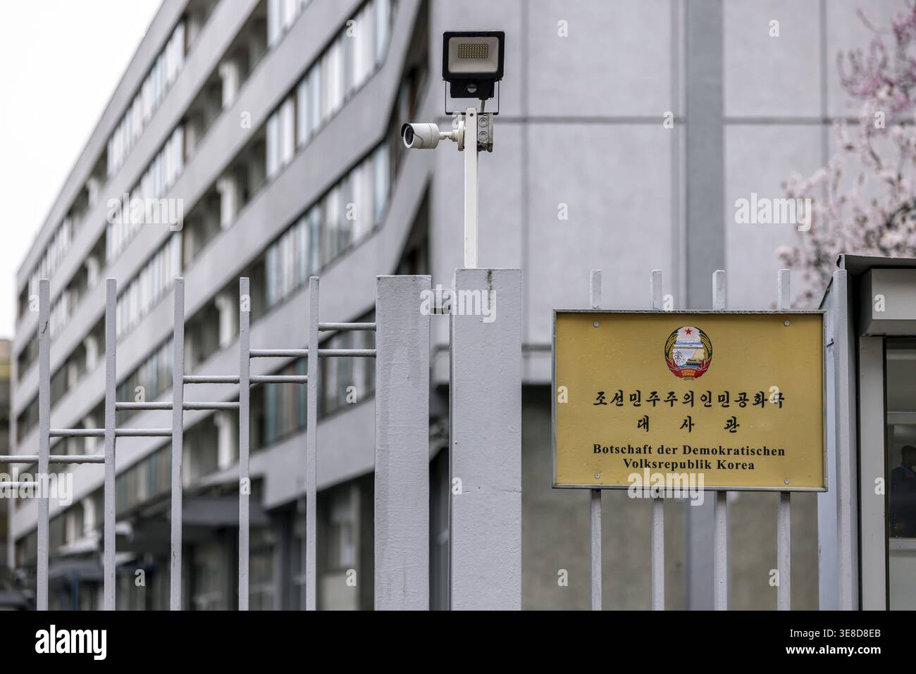 Ambasciata della Repubblica Popolare Democratica di Corea. Meglio conosciuta come Corea del Nord. Vista esterna con emblema nazionale, telecamera di sicurezza e recinzione. Berl Foto Stock