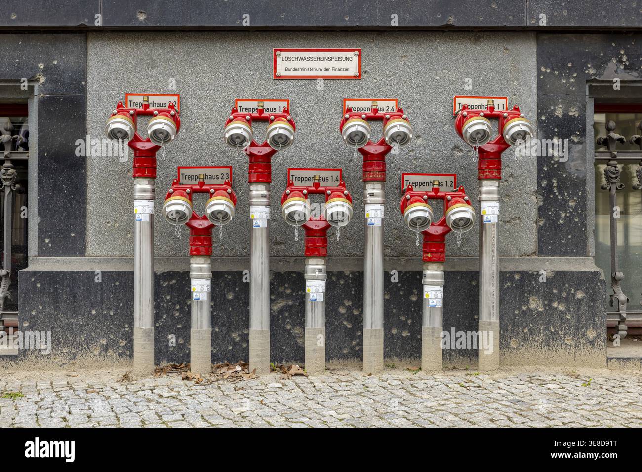 Alimentazione per acqua antincendio. Alimentazione idrica per i vigili del fuoco. Protezione antincendio presso il Ministero federale delle Finanze â€” Postblock. Berlino, Foto Stock
