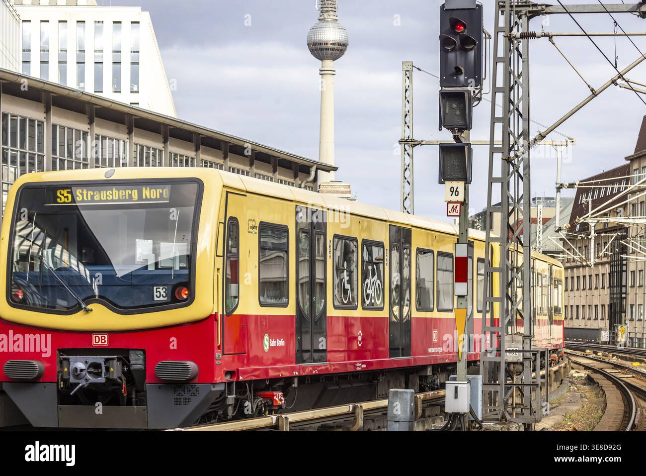Stazione ferroviaria di Friedrichstrasse a Berlino. Una linea S-Bahn S5 per Strausberg Nord all'uscita. All'orizzonte, la torre della televisione. Berlino, Germania Foto Stock