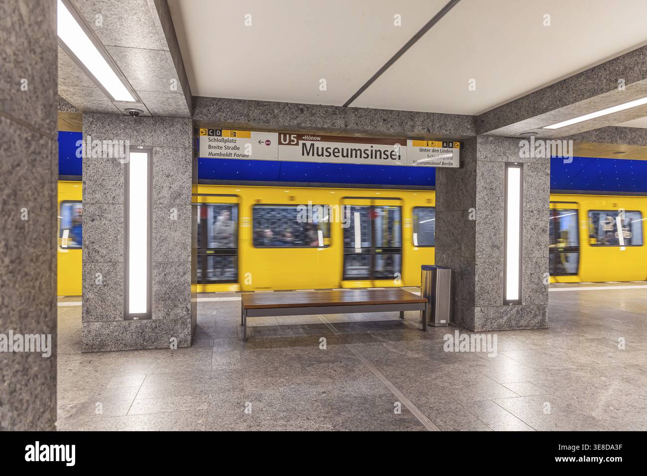 Stazione della metropolitana Museumsinsel sulla linea U5 con metropolitana. Berlino, Germania Foto Stock