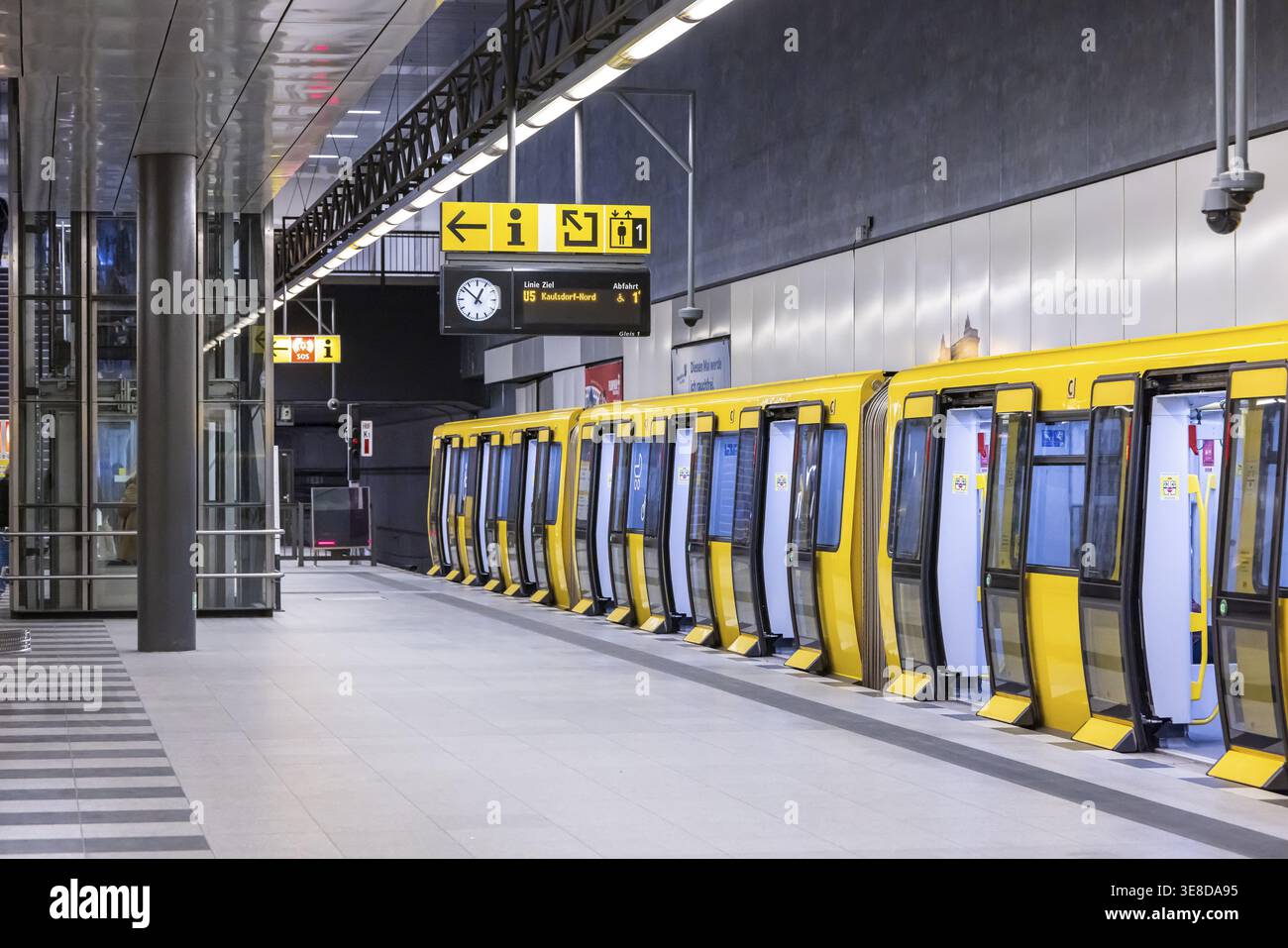 Stazione centrale della metropolitana sulla linea U5 con metropolitana. Berlino, Germania Foto Stock
