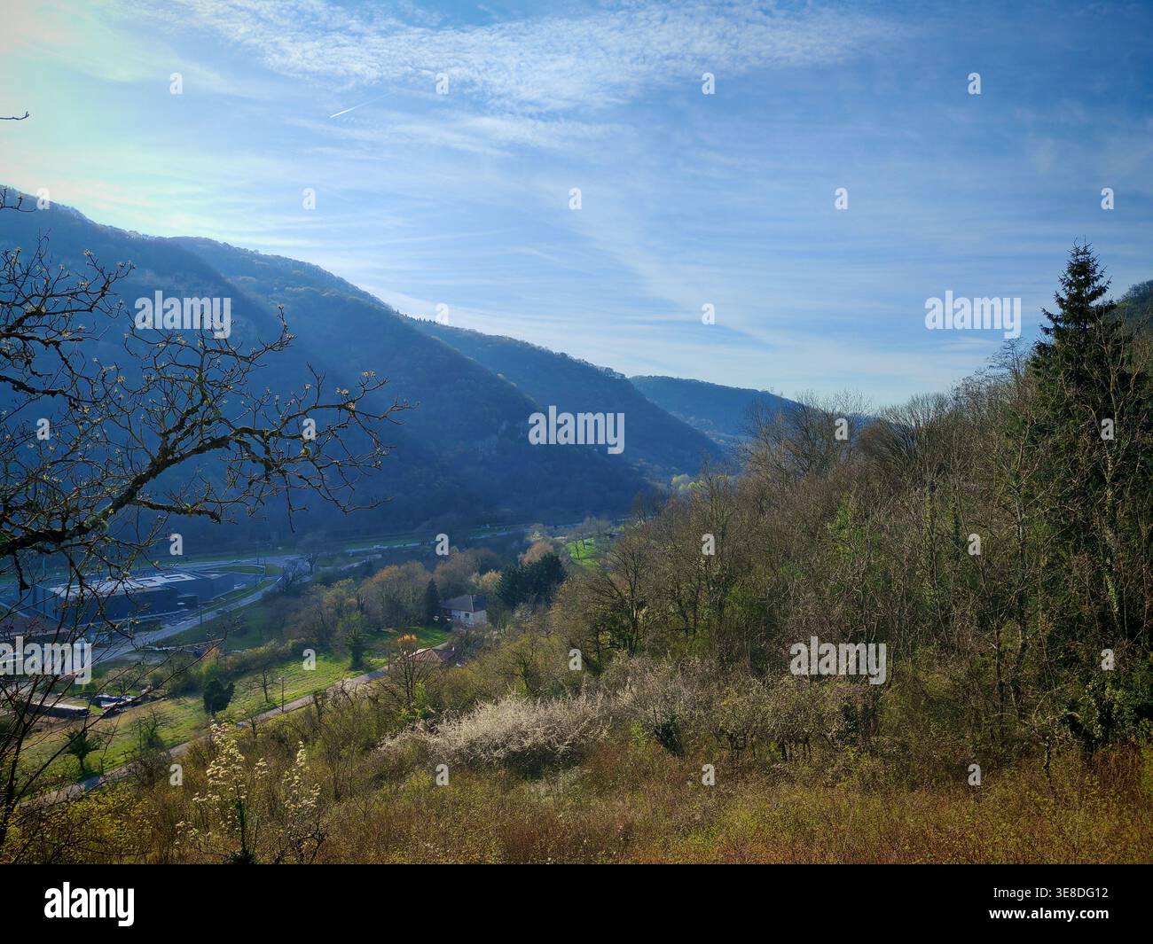 La misteriosa bellezza del paesaggio alpino. I toni mooidi delle aspre vette contrastano con il verde della valle Foto Stock
