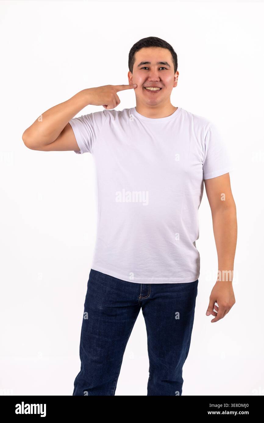 Uomo che parla su un telefono invisibile con un gesto della mano Foto Stock