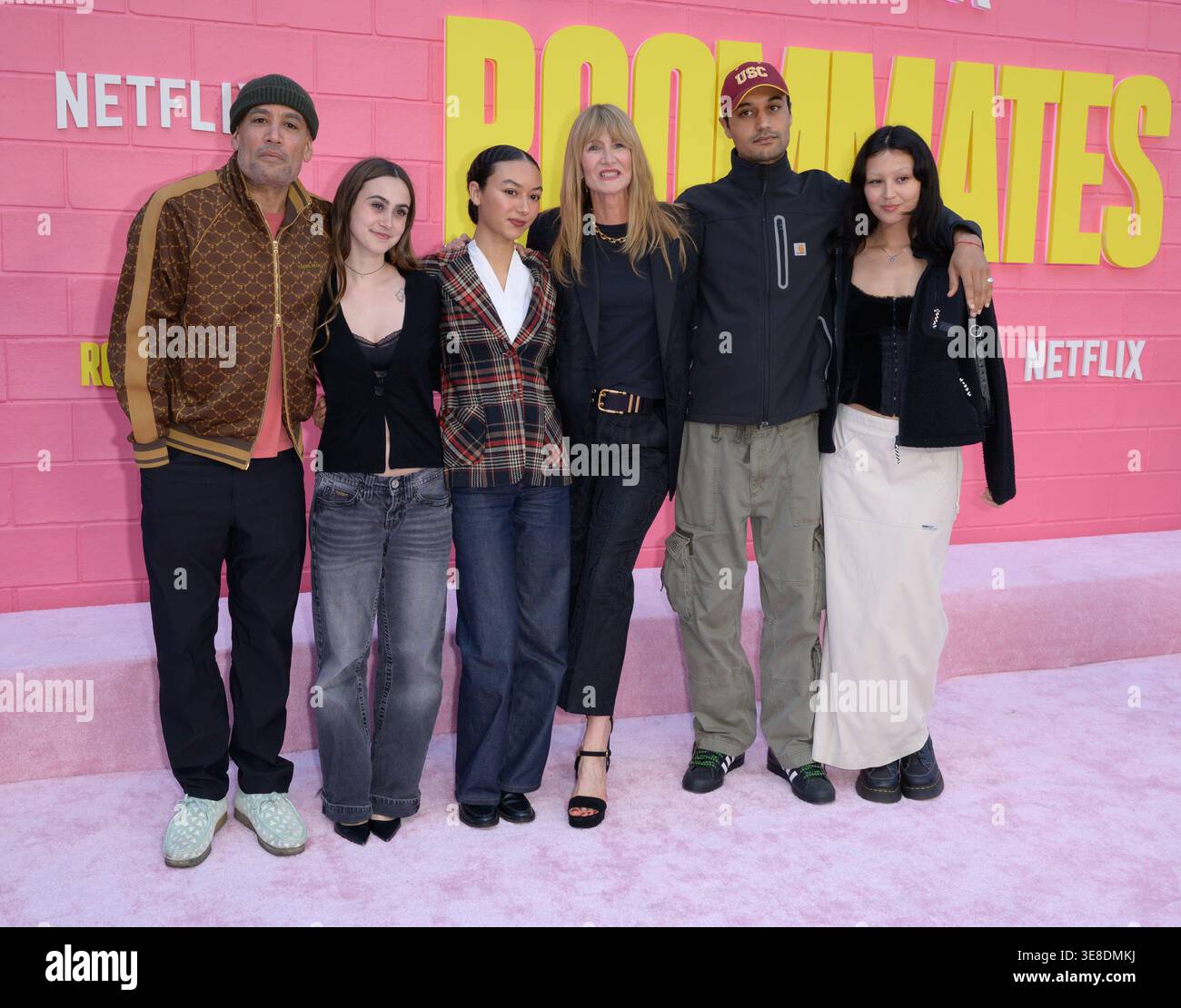 Los Angeles, Stati Uniti. 13 aprile 2026. LOS ANGELES, STATI UNITI. 13 aprile 2026: Ben Harper, Jaclyn Matfus, Harris Harper, Laura Dern, Charles Joseph Harper e Luna li alla prima per "coinquilini" al Teatro Egizio. Crediti fotografici: Paul Smith/Alamy Live News Foto Stock