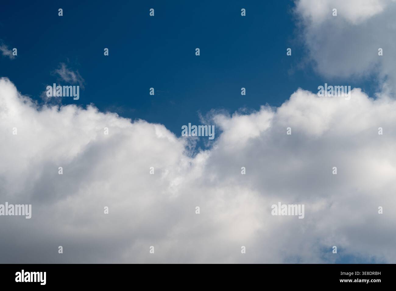 Spettacolare banco nuvoloso contro il cielo profondo, pesanti strati di cumulo, toni scottanti, sensazione di tempesta in avvicinamento, bordi testurizzati, illuminazione ad alto contrasto, cinema Foto Stock