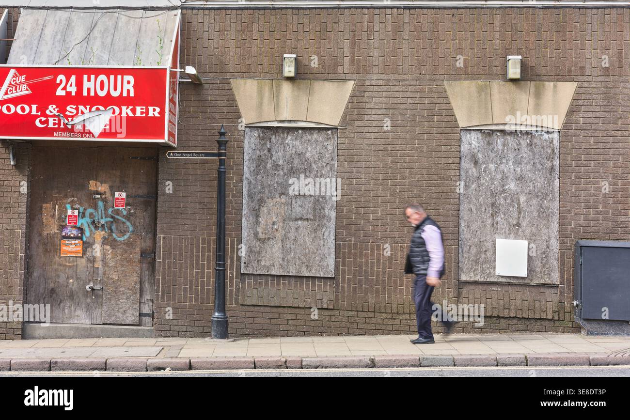 Imbarcato su piscina in disuso e sala snooker, Northampton, Inghilterra. Foto Stock