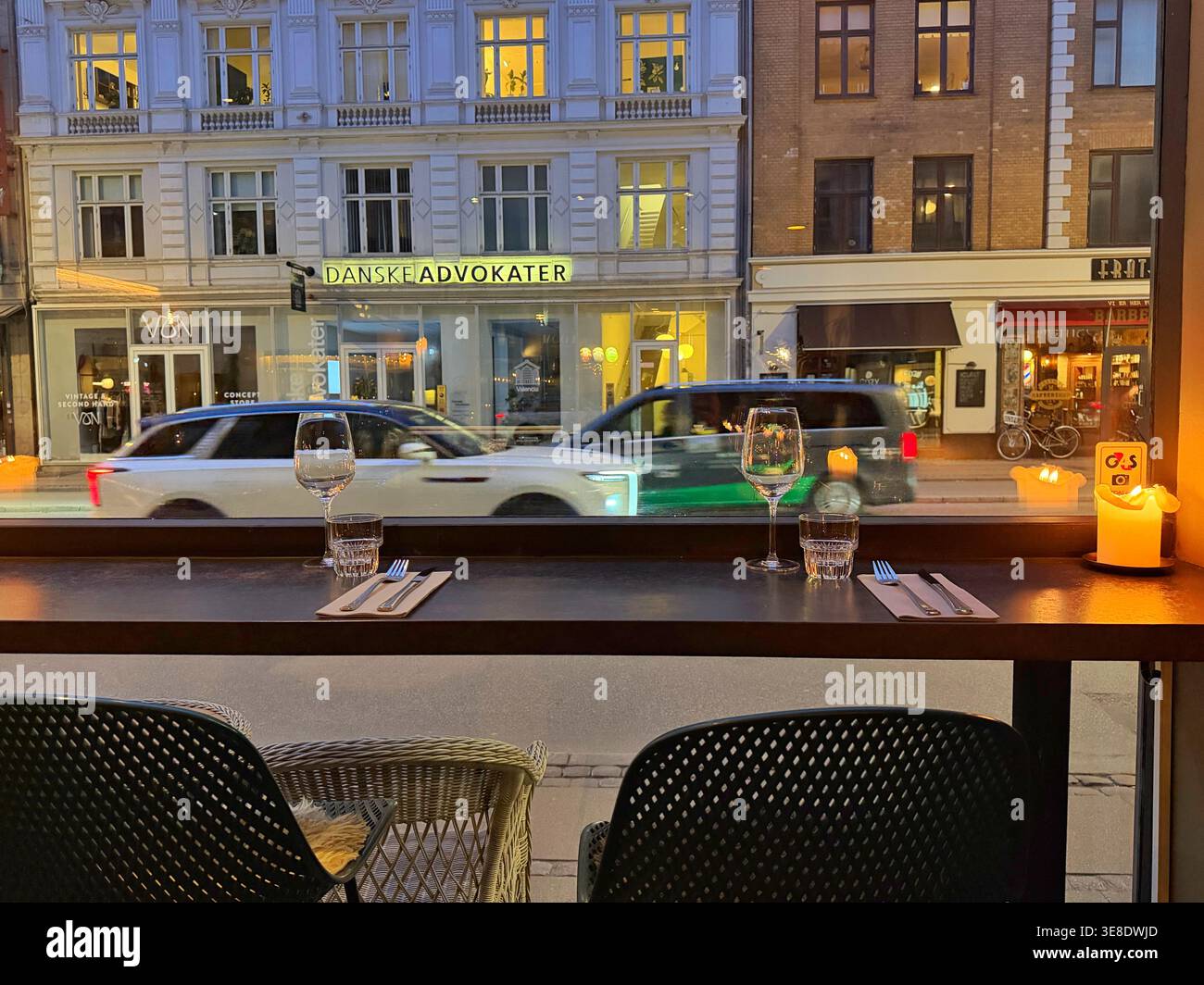 Vista dalla finestra di un ristorante danese, crepuscolo Foto Stock