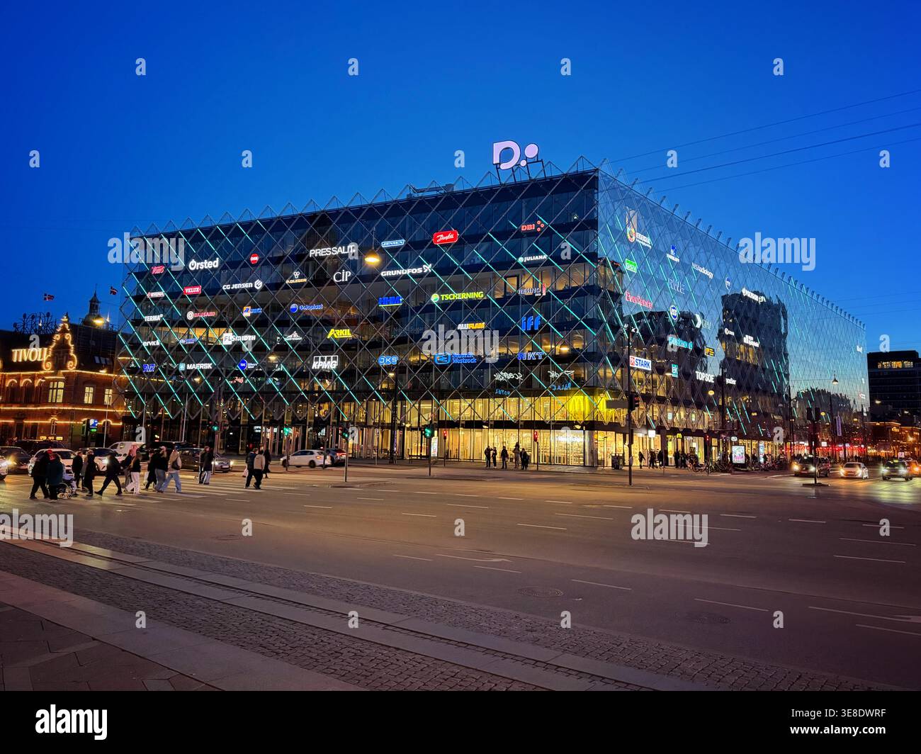 Industriens Hus (la Casa dell'industria), la sede della Confederazione dell'industria danese (DI), situata su H.C. Andersens Boulevard. - Immagine stock catturata con smartphone