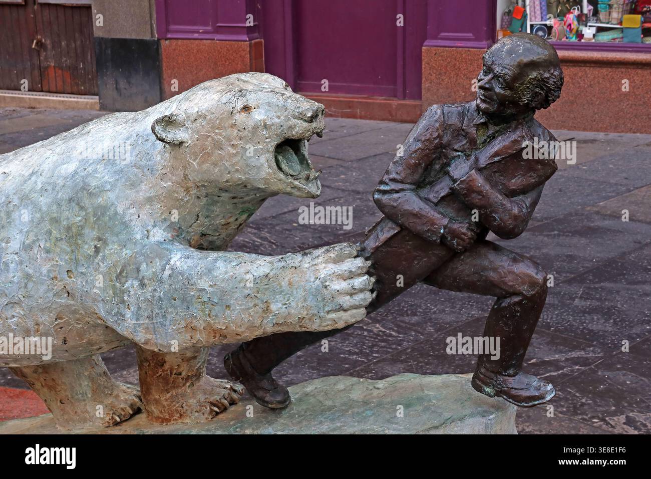Il signor Jamieson il Draper e l'Orso polare, solitamente soprannominato Bruin. Foto Stock