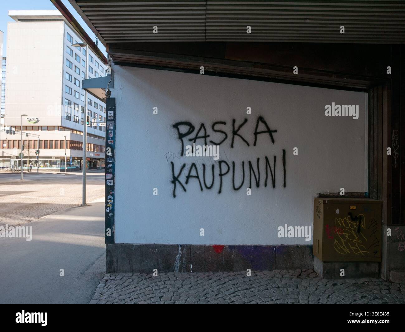 I più famosi graffiti del centro di Oulu dipinti su pareti bianche (dipinti dagli anni '1980 più e più volte) Foto Stock