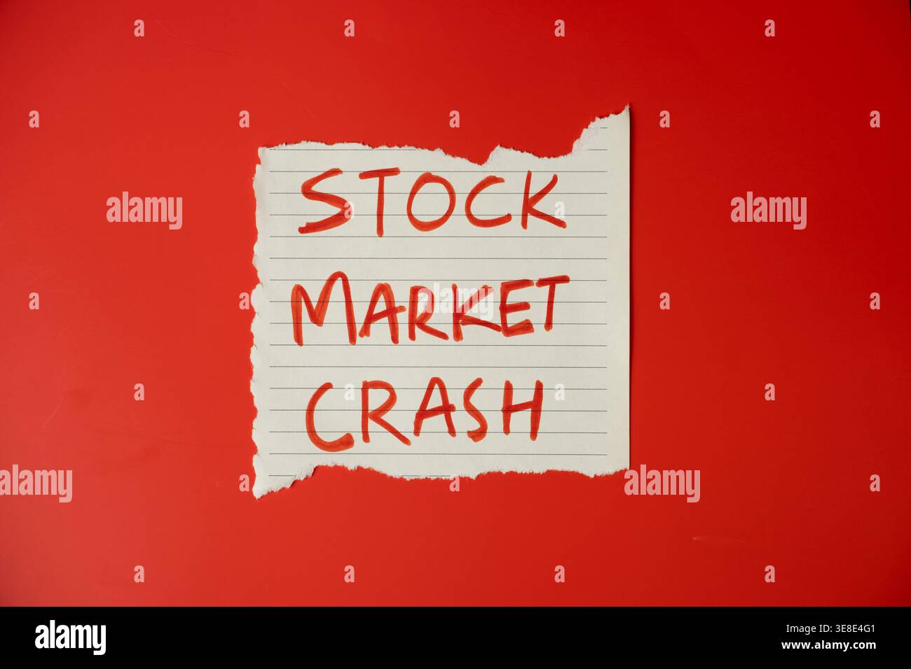 Nota scritta a mano sul concetto di crash del mercato azionario su sfondo rosso Foto Stock