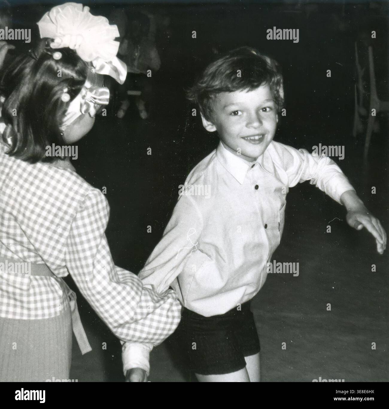 Due bambini che ballano insieme all'evento scolastico degli anni '1960 Foto Stock