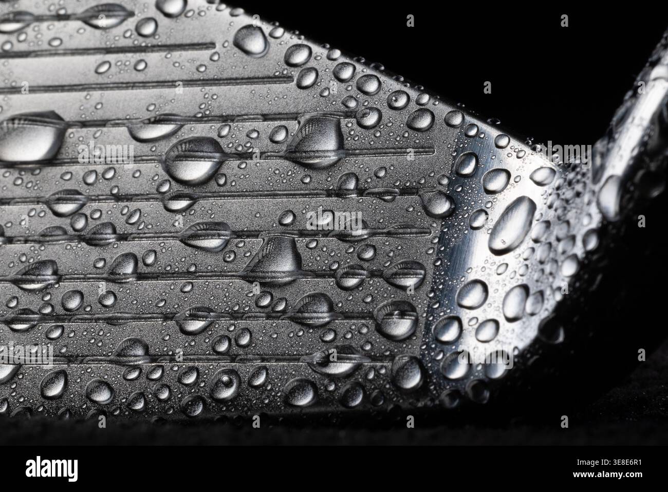 Primo piano del campo da golf bagnato con goccioline d'acqua Foto Stock