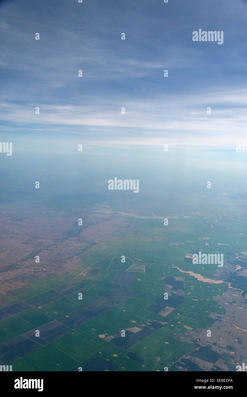 Sulla campagna agricola pianeggiante vicino a Siem Reap in Cambogia, nel sud-est asiatico Foto Stock