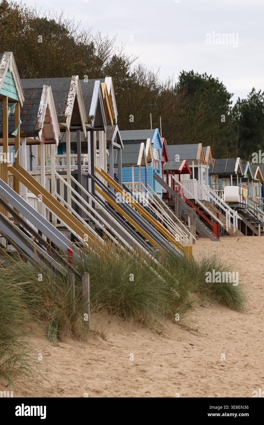 Una vista delle capanne sulla spiaggia di Wells-NEXT-the-Sea a Norfolk, Regno Unito Foto Stock