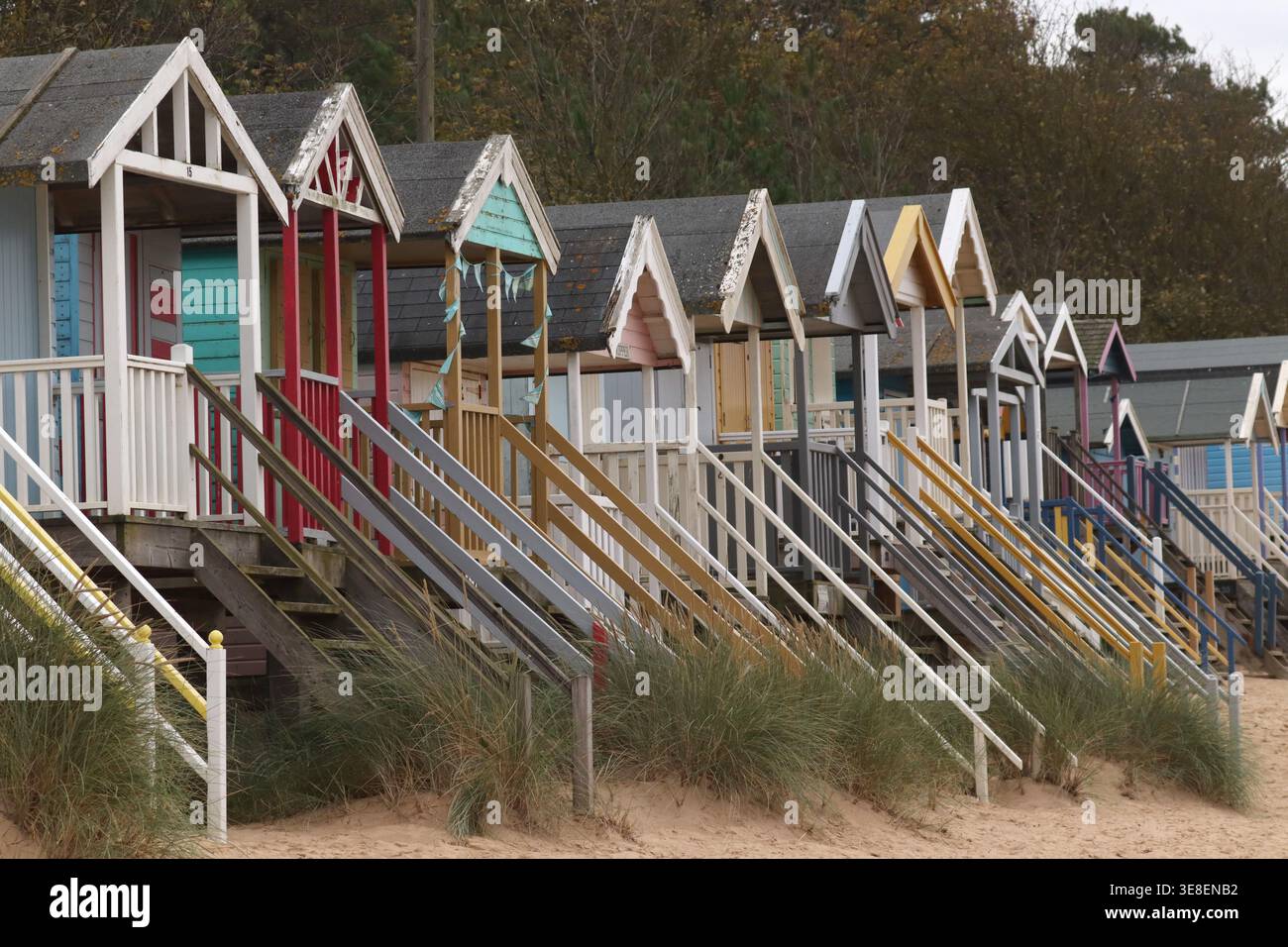 Una vista delle capanne sulla spiaggia di Wells-NEXT-the-Sea a Norfolk, Regno Unito Foto Stock