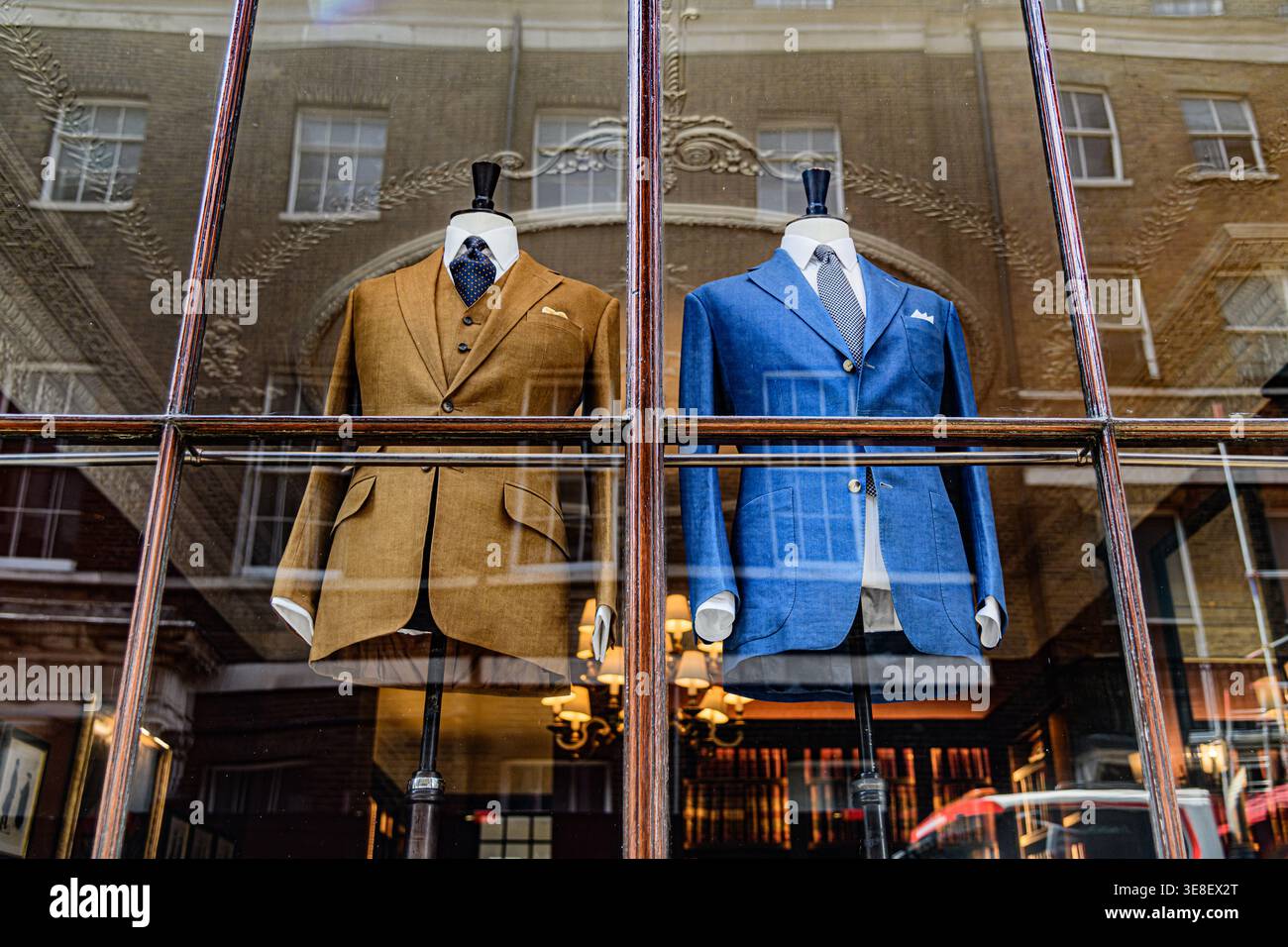 Manichini alla finestra di Anderson & Sheppard, Londra Foto Stock