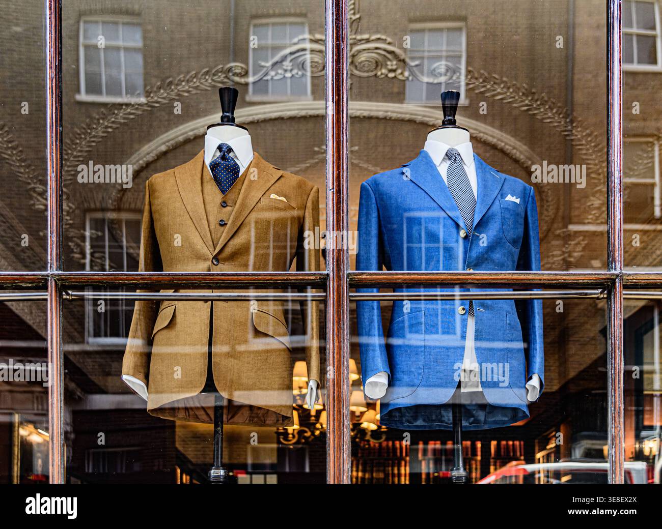 Manichini alla finestra di Anderson & Sheppard, Londra Foto Stock