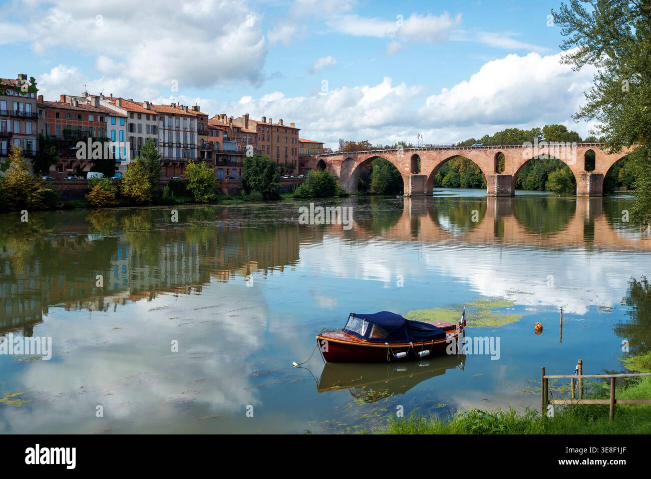 Il Pont-Vieux (Ponte Vecchio) sul fiume Tarn e una barca ancorata vicino alla riva del fiume, Montauban, Tarn-et-Garonne, Francia Foto Stock