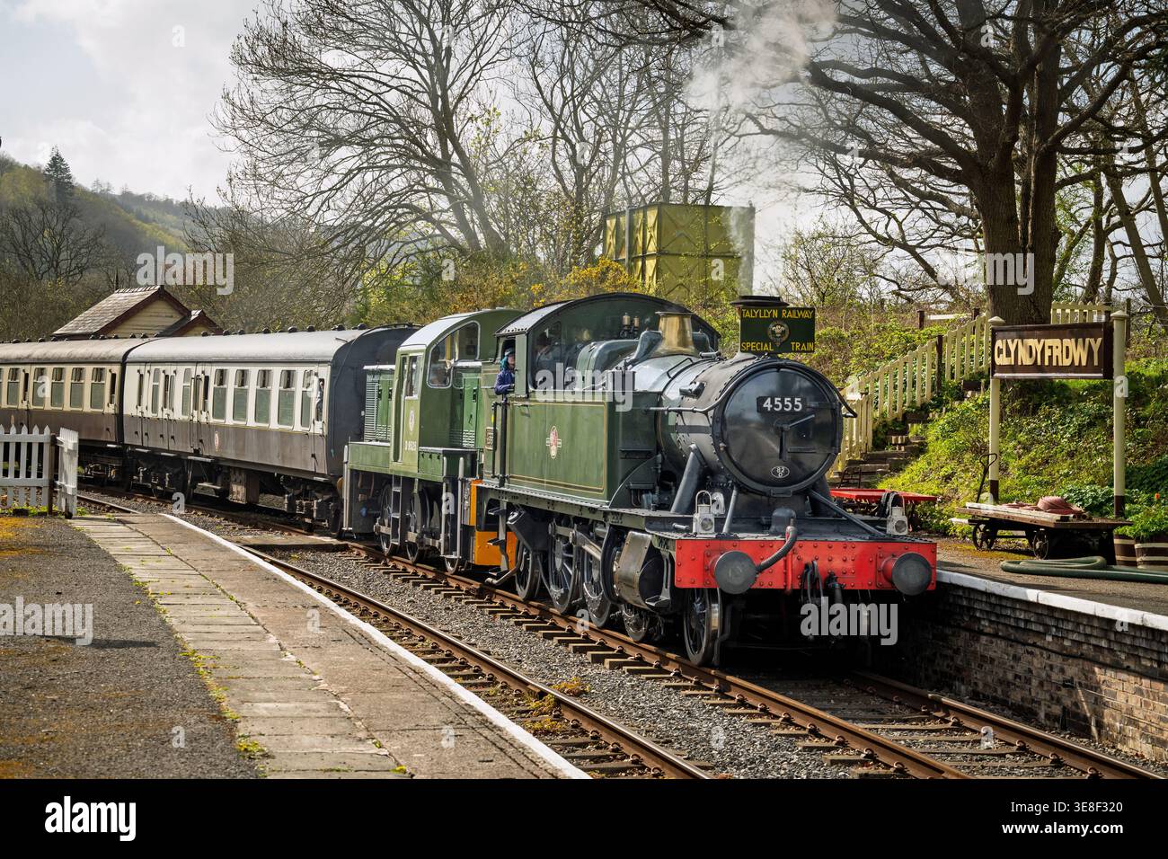 Festival del fine settimana della diramazione di Llangollen 2026 aprile la GWR Small Prairie No. 4555 è una locomotiva a vapore 2-6-2T costruita nel 1924, qui a Glyndyfrd Foto Stock