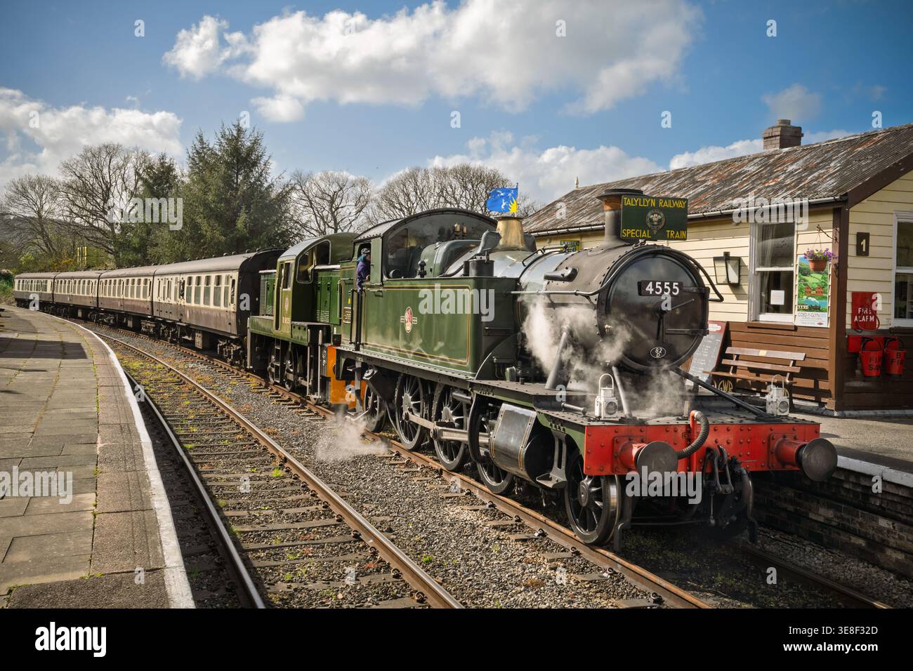 Festival del fine settimana della diramazione di Llangollen 2026 aprile la GWR Small Prairie No. 4555 è una locomotiva a vapore 2-6-2T costruita nel 1924, qui a Glyndyfrd Foto Stock