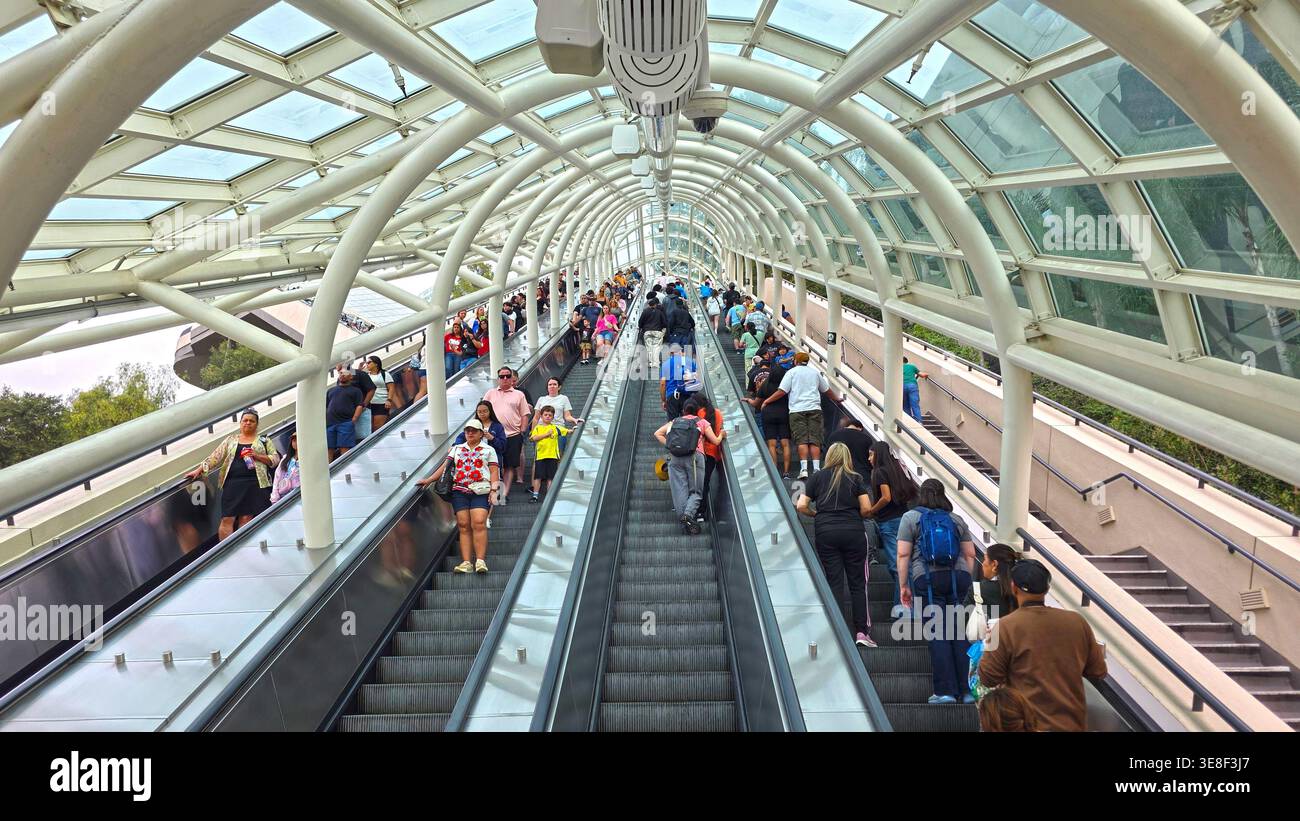 Los Angeles, California, USA, 30 marzo 2026: Scala mobile affollata all'interno del Glass Covered Walkway. Foto Stock