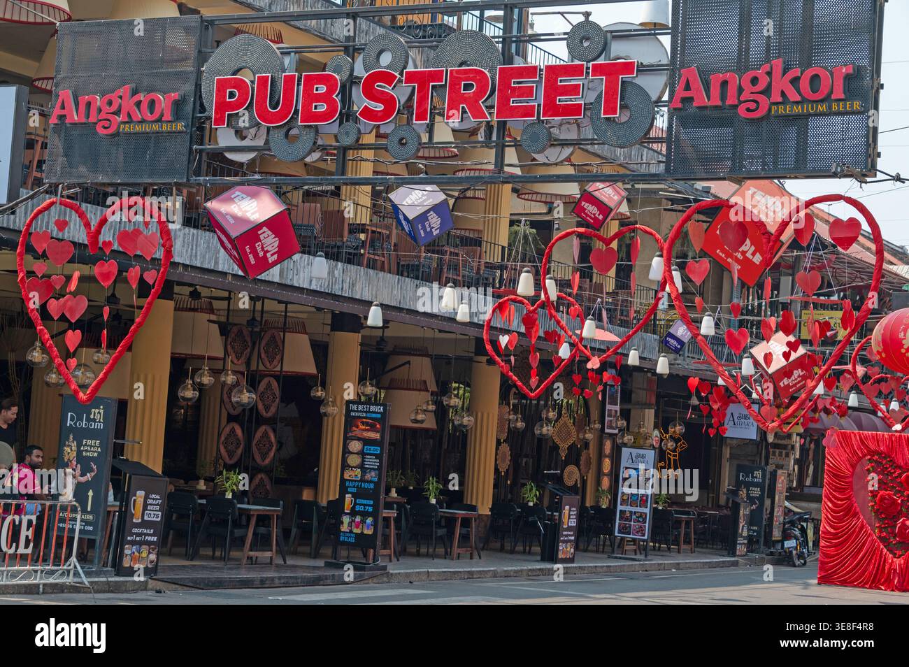 San Valentino è estremamente popolare in Cambogia tra i giovani. Pub Street, una popolare località turistica, adornata con decorazioni di San Valentino Foto Stock