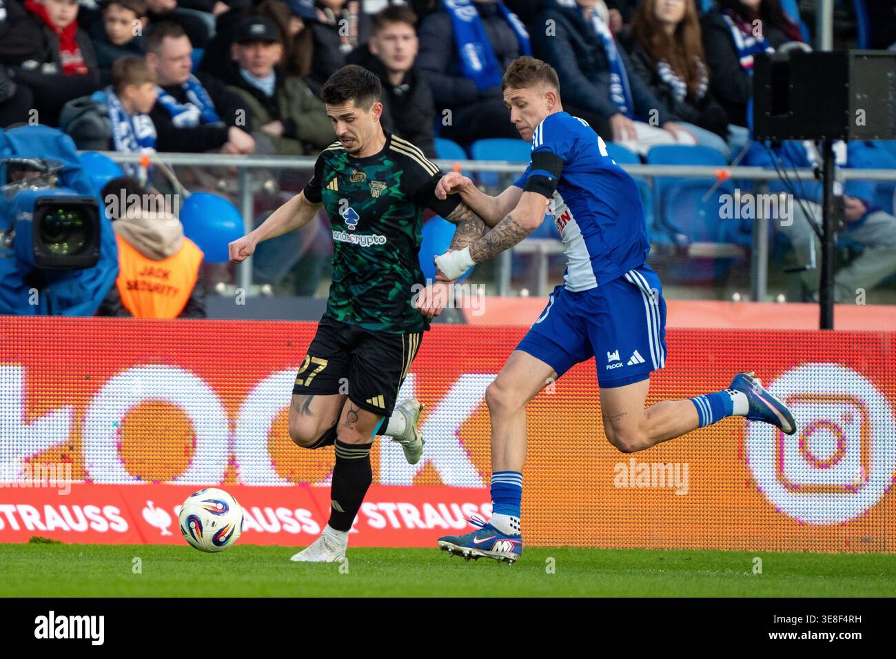 Wiktor Nowak (30) e .Matus Vojtko (27) visti durante la partita PKO Ekstraklasa 25 26 tra squadre di Wisla Plock e Lechia Gdansk (Kazimierz Koper / Ball Foto Stock