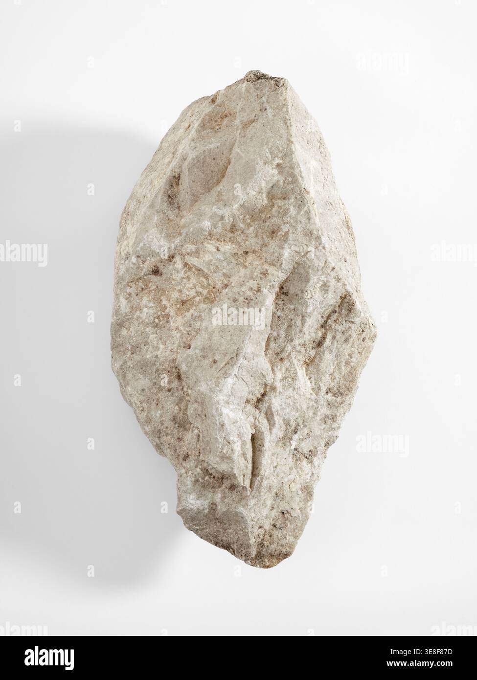 Una grande roccia calcarea su sfondo bianco. Primo piano v2 Foto Stock
