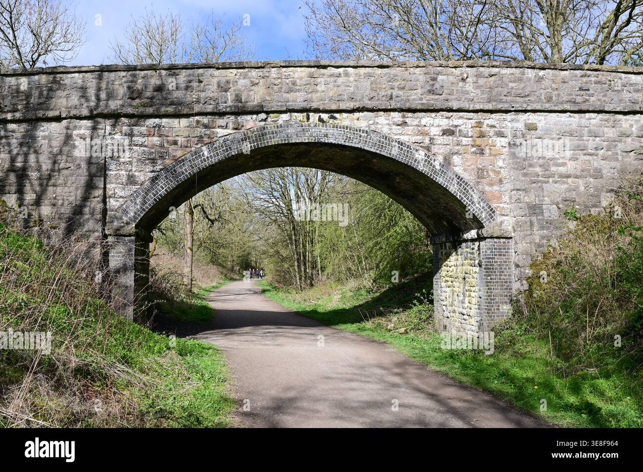 Ponte di pietra sul Monsal Trail (ex linea ferroviaria), Derbyshire, Inghilterra, Regno Unito Foto Stock