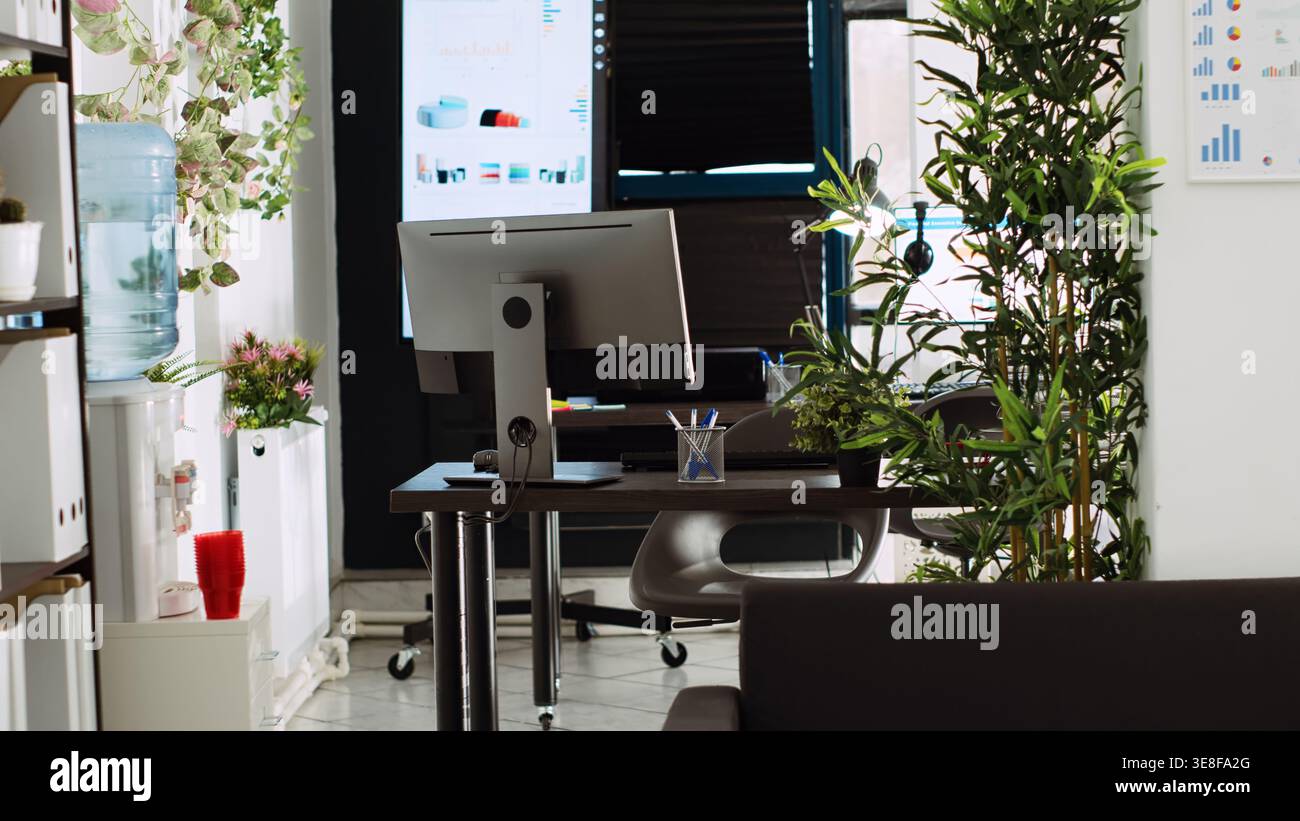 Sala riunioni con scrivanie e strumenti fissi utilizzati per le attività quotidiane dei reparti aziendali. Spazio di coworking vuoto per startup, decorazioni per piccole imprese. Foto Stock