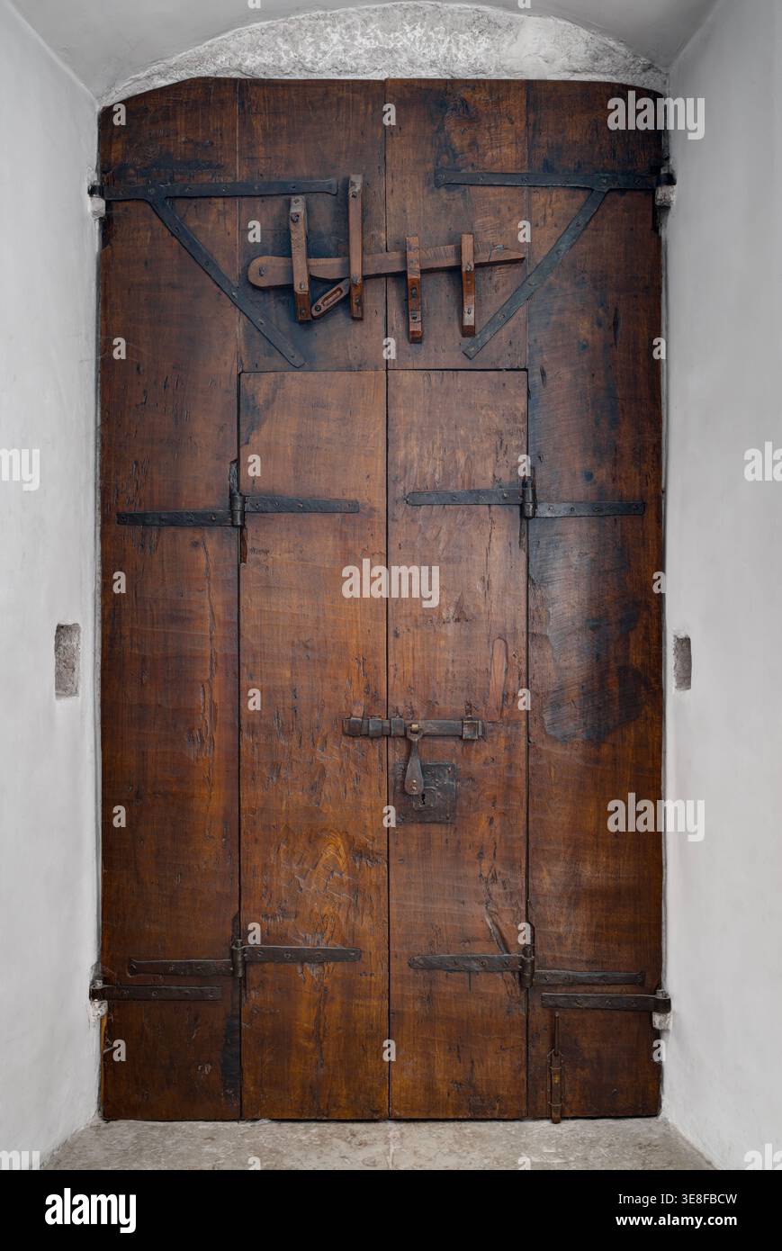 Porta nella chiesa di Santae Mariae Misericordiae. Abbazia di San Benedetto sulla montagna, detta anche Abbazia di Norcia. Norcia, Perugia, Italia Foto Stock