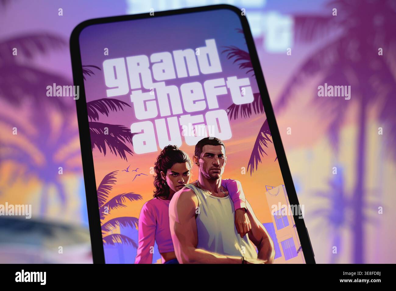 Parigi, Francia - 14 aprile 2026: Sullo schermo dello smartphone viene visualizzato il logo ufficiale Grand Theft Auto vi (GTA 6) e le illustrazioni dei personaggi principali. Foto Stock