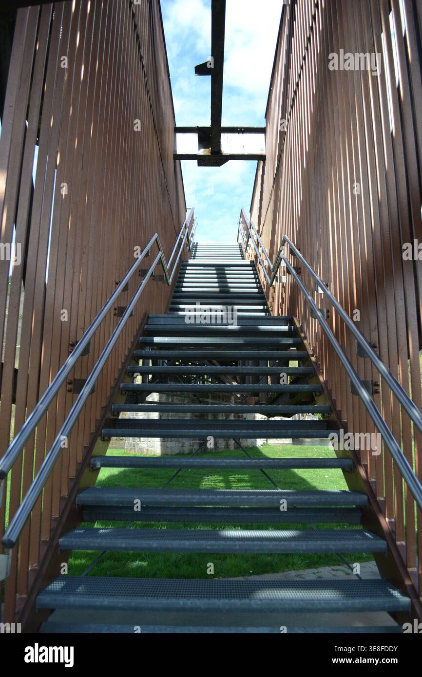 Vista dal basso della salita al ponte. Foto Stock
