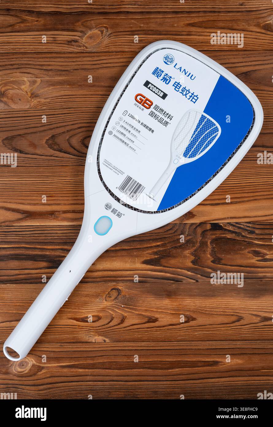 ZHONGSHAN Cina - 12 aprile 2026: Lanju zanzara elettrica swatter. Foto Stock