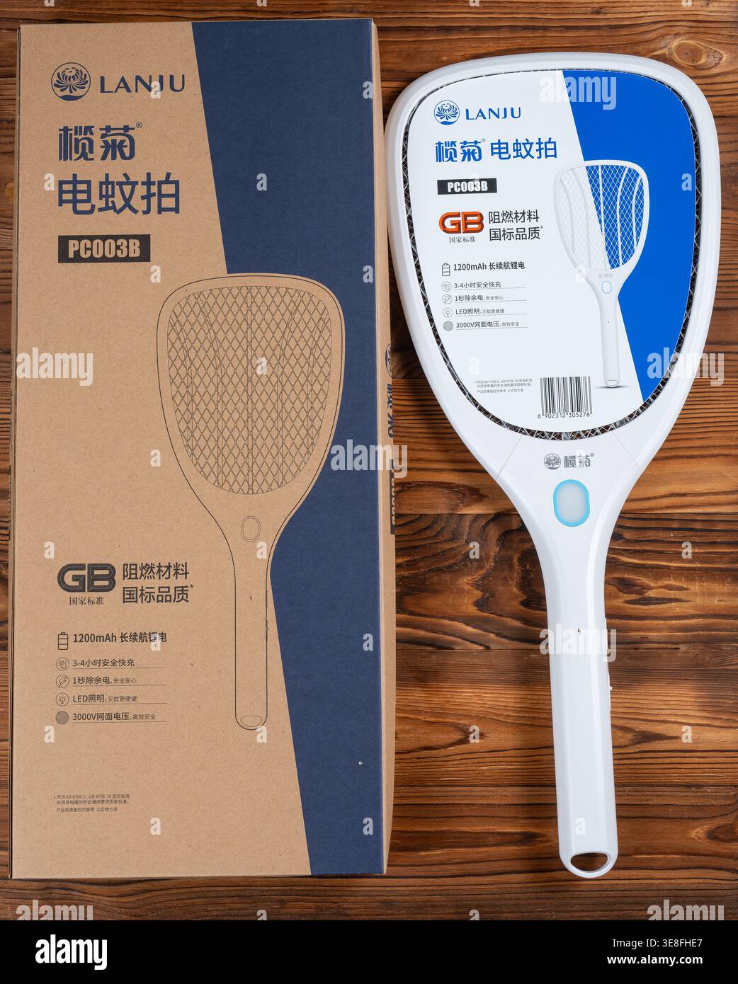 ZHONGSHAN Cina - 12 aprile 2026: Lanju zanzara elettrica swatter. Foto Stock