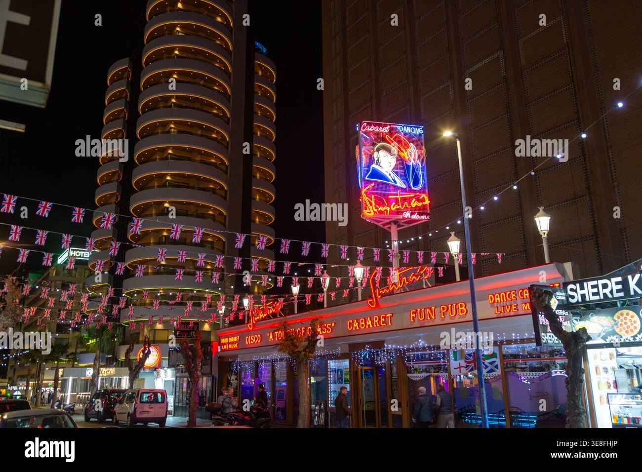 Una scena serale al Sinatra's Bar di Benidorm, Spagna Foto Stock