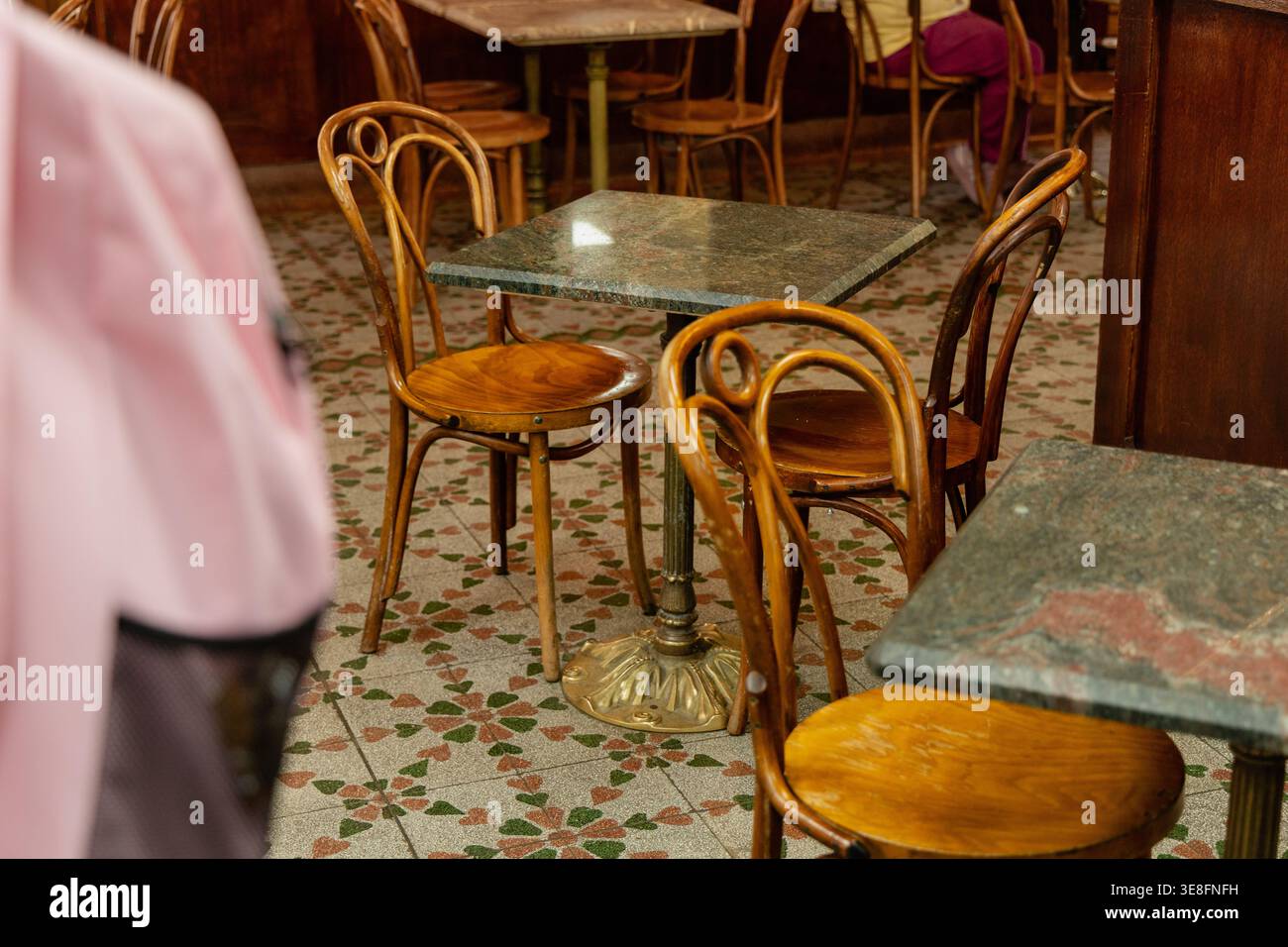 Tavoli da caffè Vintage vuoti, sedie di legno Foto Stock