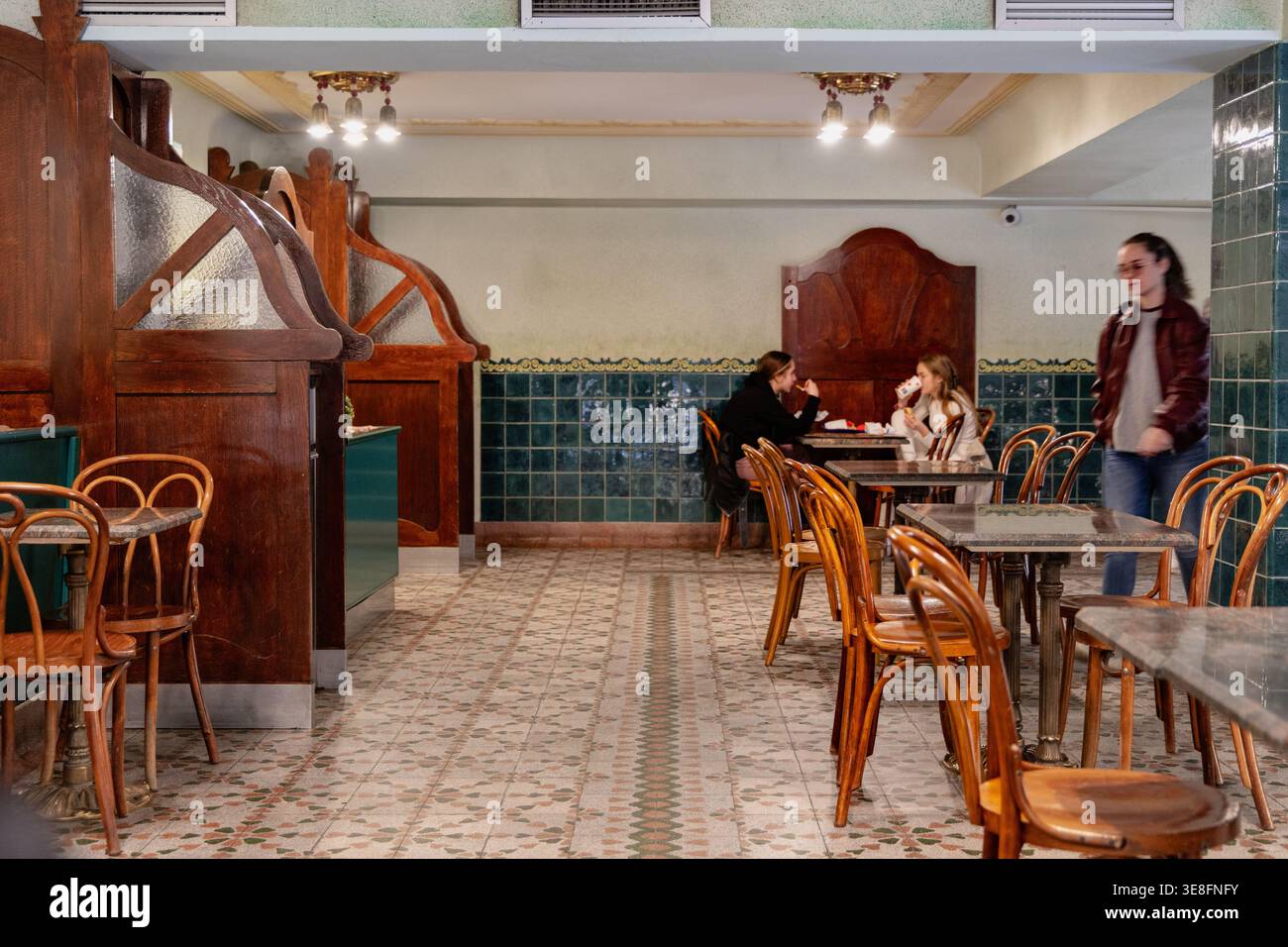 Sedie per cabine interne in legno vintage Cafe Foto Stock