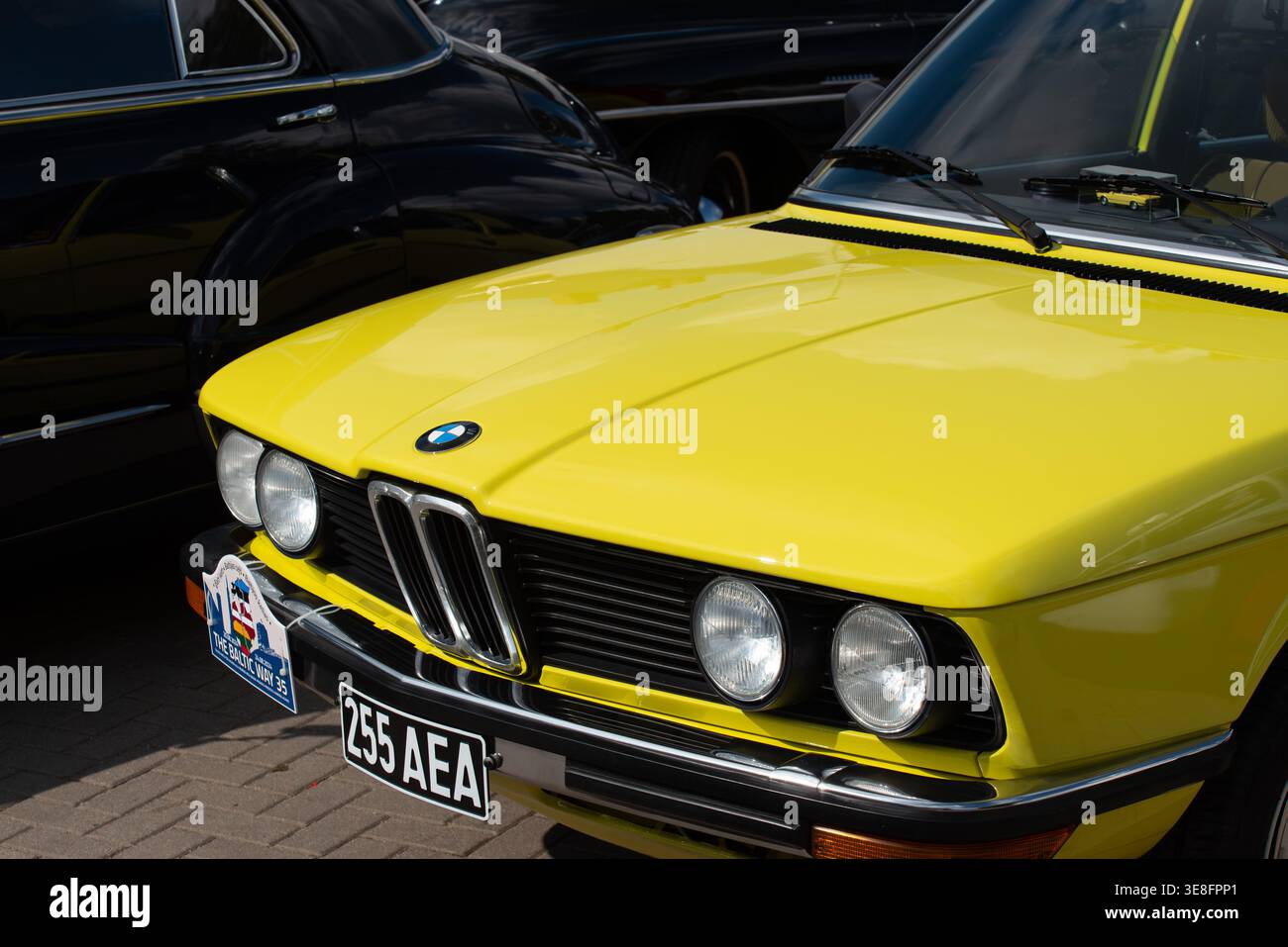 bella auto retrò in un parcheggio all'aperto in una giornata nuvolosa Foto Stock