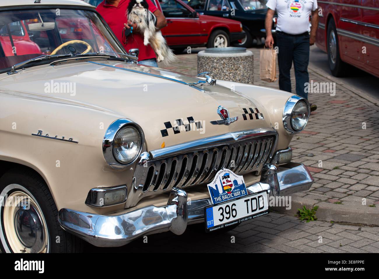 bella auto retrò in un parcheggio all'aperto in una giornata nuvolosa Foto Stock