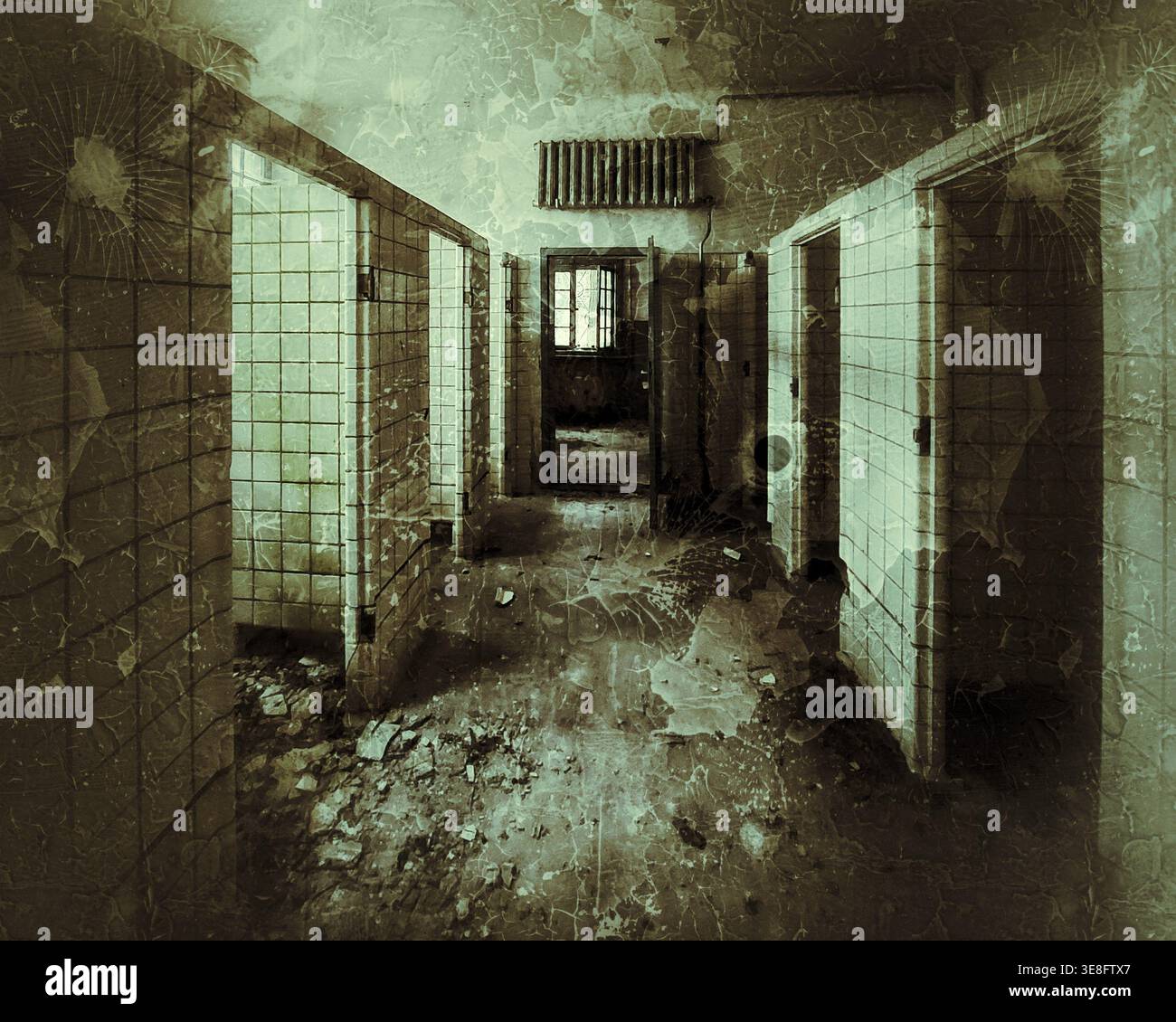 Corridoio piastrellato abbandonato con pareti staccate e superfici usurate ed effetto grungy. Foto Stock