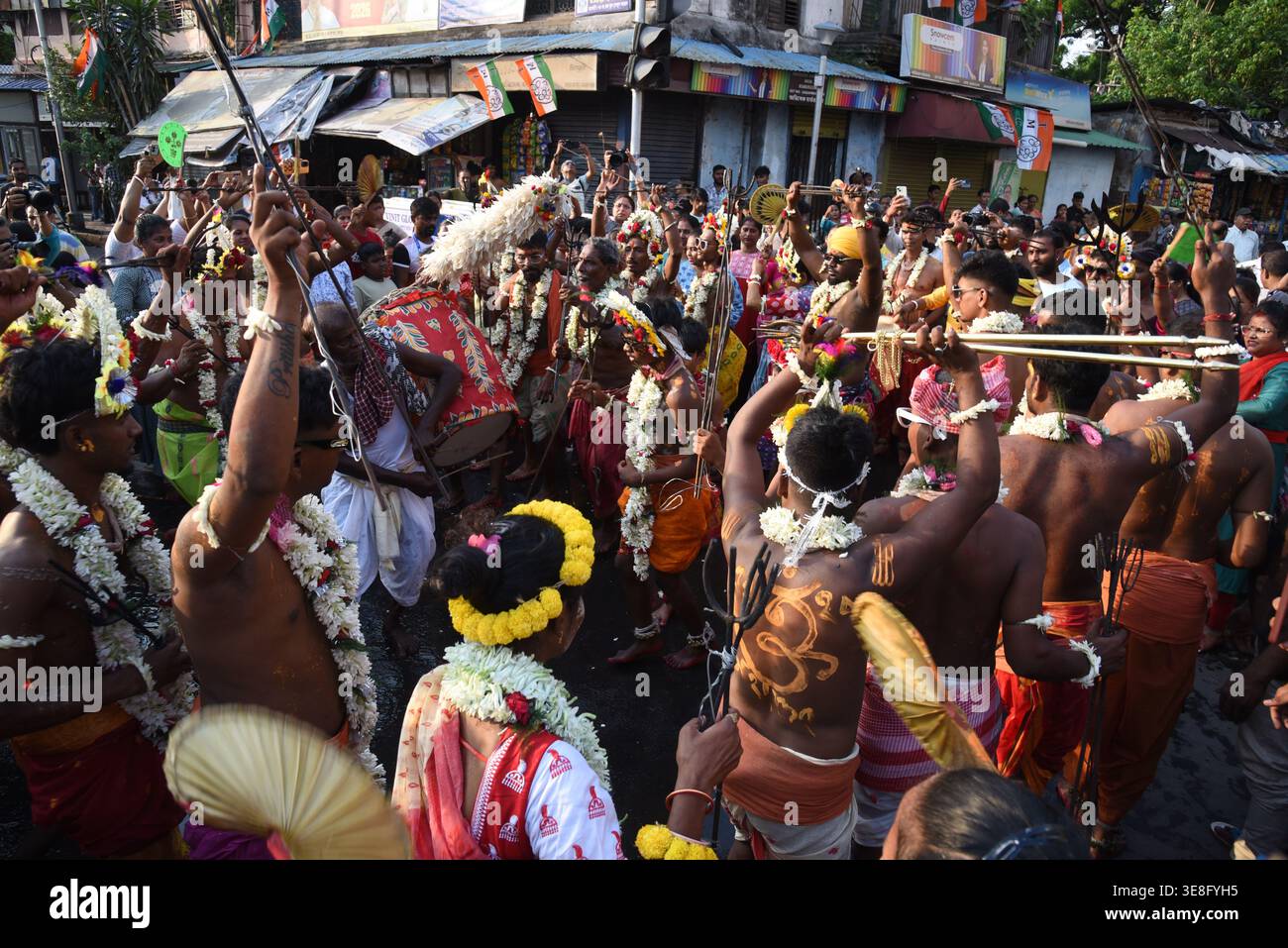 Devoti indù che partecipano a una processione religiosa al festival Gajan a Kolkata. La festa, dedicata al Signore Shiva, è caratterizzata da intense pratiche devozionali e rituali tradizionali del fuoco. Il 13 aprile 2026 a Kolkata, India. (Credit Image: © Dipa Chakraborty/eyepix via ZUMA Press Wire) SOLO PER USO EDITORIALE! Non per USO commerciale! Foto Stock