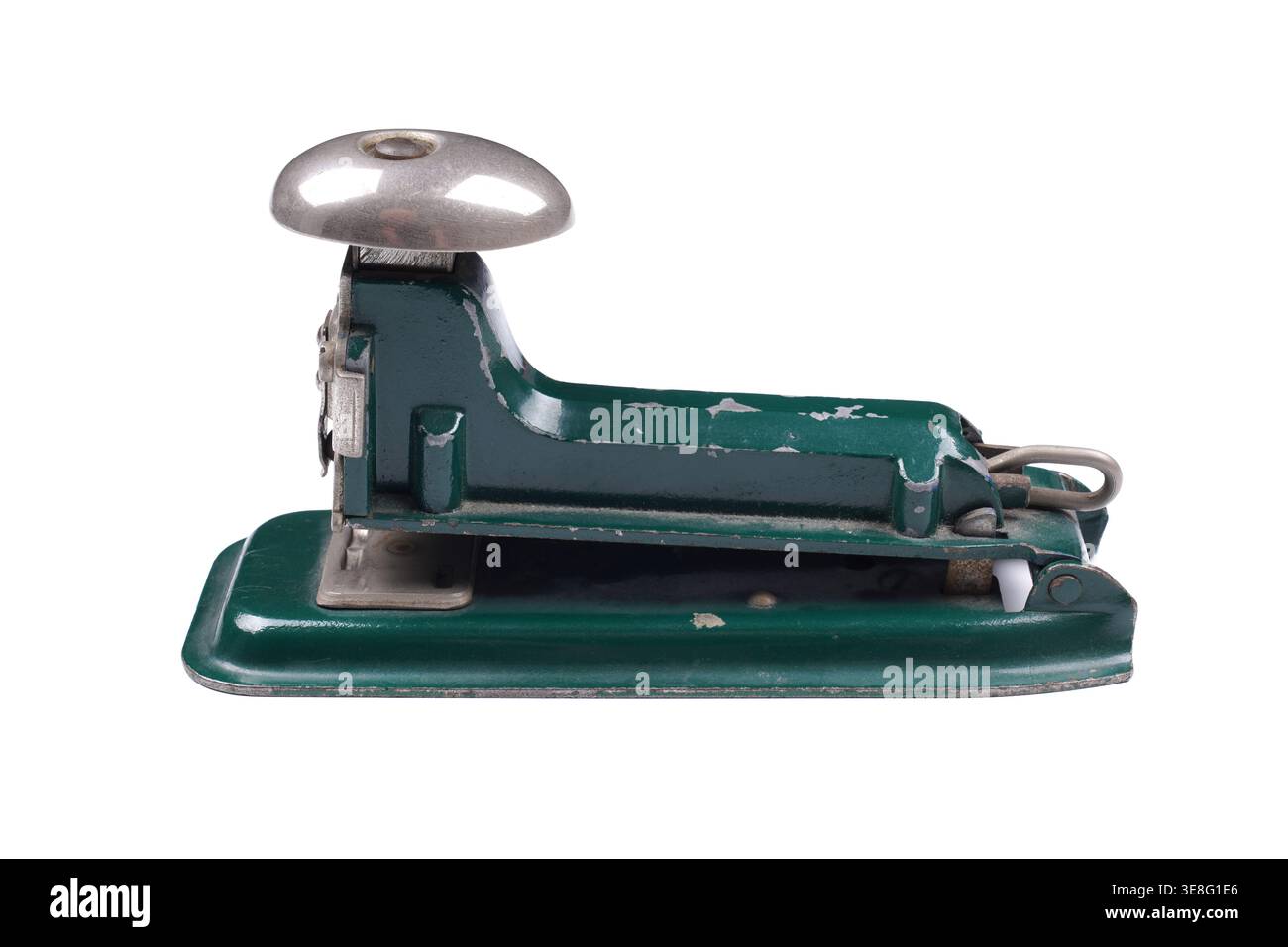 graffatrice da scrivania verde vintage con segni di utilizzo su sfondo bianco Foto Stock