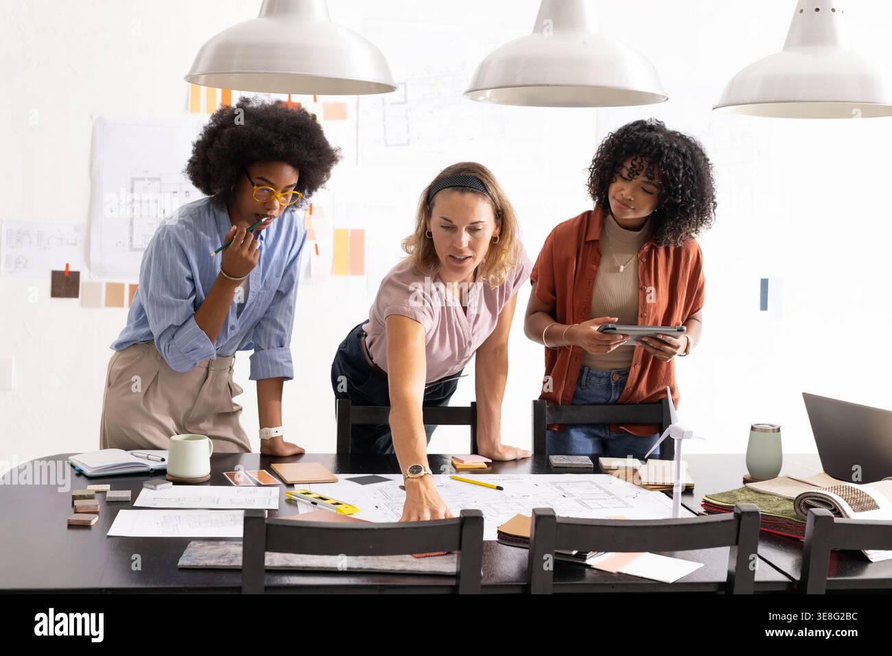 Video verticale: Diverse colleghe che puntano ai progetti dopo il feedback dei clienti in studio Foto Stock