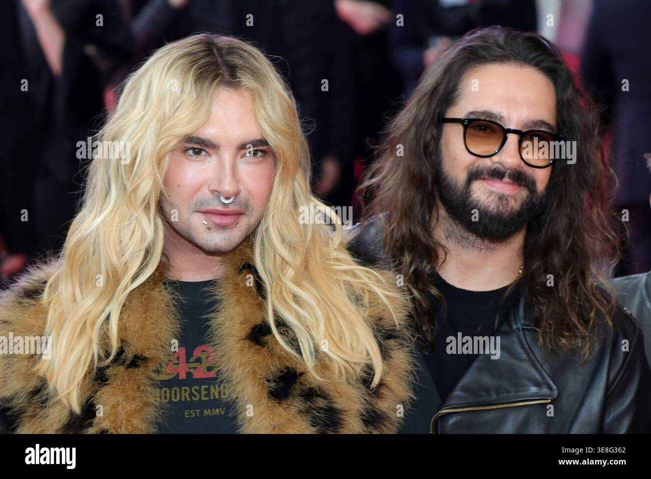 Premio radio Regenbogen 2026 Bill und Tom Kaulitz von der deutschen Band Tokio Hotel auf dem roten Teppich. Premio radio Regenbogen 2026. Verleihung des 26. Radio Regenbogen Awards AM 10.04.2026 nella der Europa Park Arena di Rust. Baden-Württemberg, Germania. *** Radio Regenbogen Award 2026 Bill e Tom Kaulitz della band tedesca Tokio Hotel sul tappeto rosso radio Regenbogen Award 2026 presentazione del radio Regenbogen Award 26 il 10 04 2026 all'Europa Park Arena di Rust Baden Württemberg, Germania Foto Stock