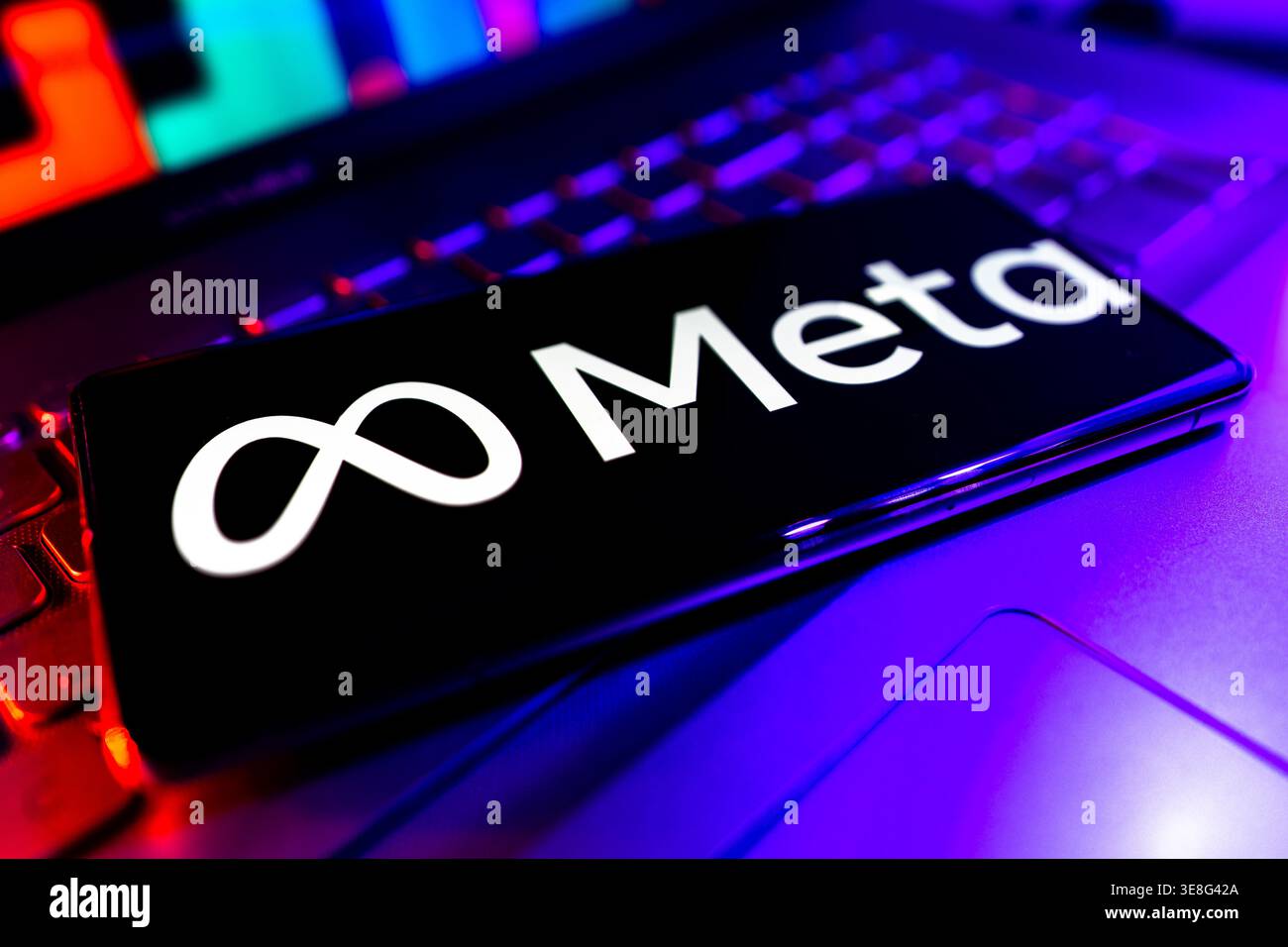 Logo Facebook Meta Company sullo schermo con andamento grafico finanziario delle azioni in background Foto Stock