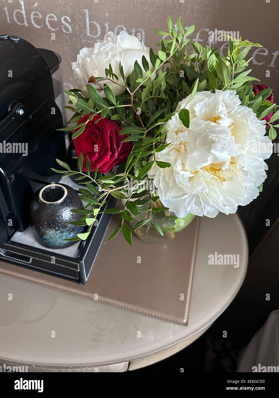 Bouquet di peonie bianche e rosse Foto Stock